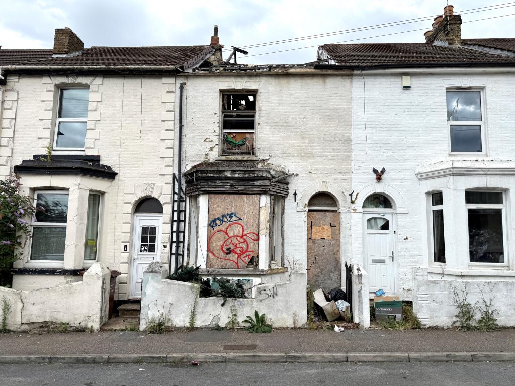 Lot: 153 - FIRE DAMAGED HOUSE - Fire damaged terraced house